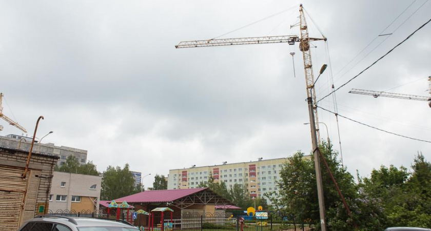 В Коврове родители бьют тревогу из-за башенного крана возле детского сада