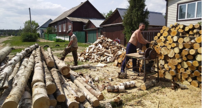 Добровольцы Гусь-Хрустального района помогают семьям участников СВО по хозяйству