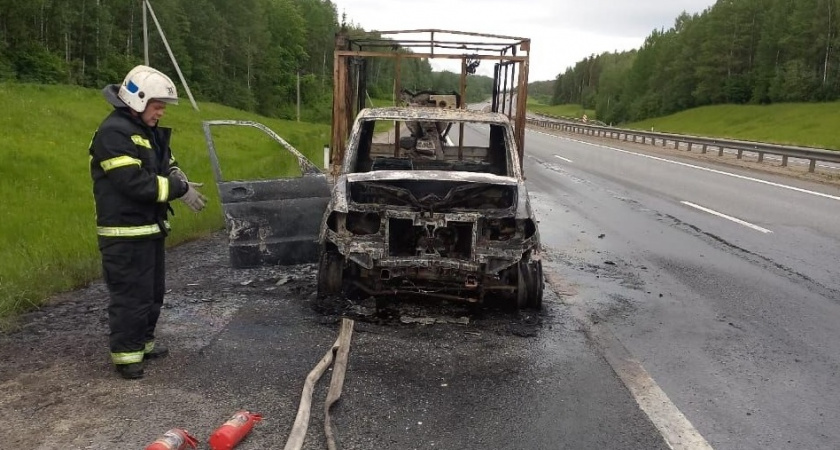 На трассе М-8 во Владимирской области сгорела легковушка