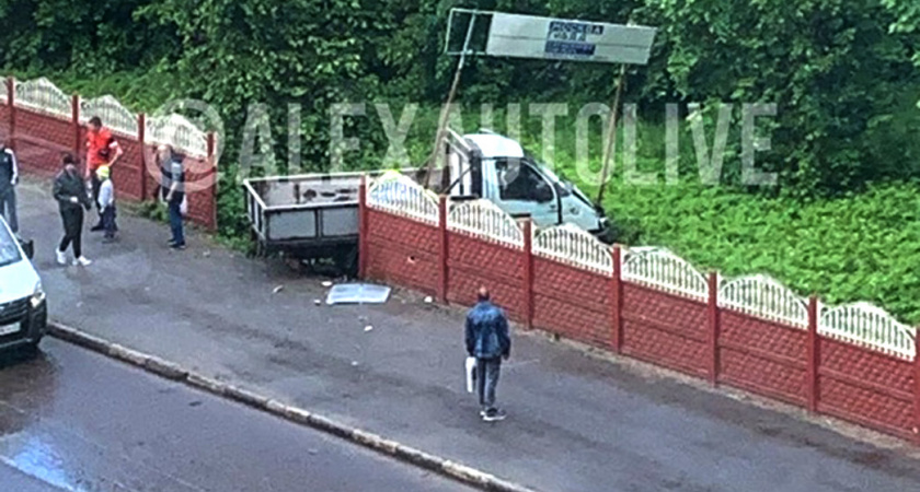 В Александрове грузовик сбил пешехода и протаранил забор больницы