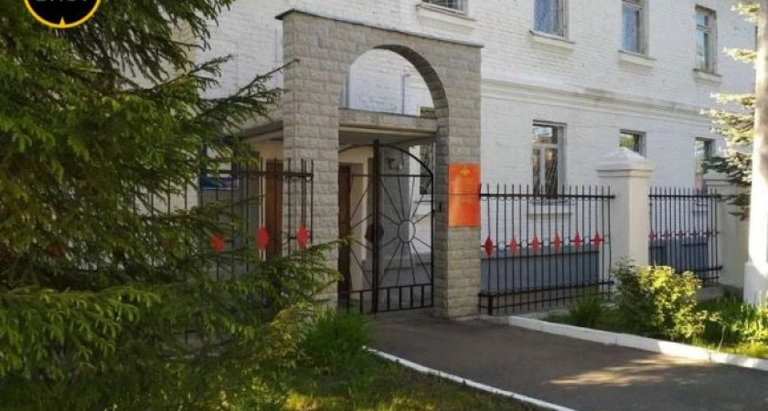 Фото к статье: Телеграм: владимирская чиновница закидала коктейлями Молотова военкомат