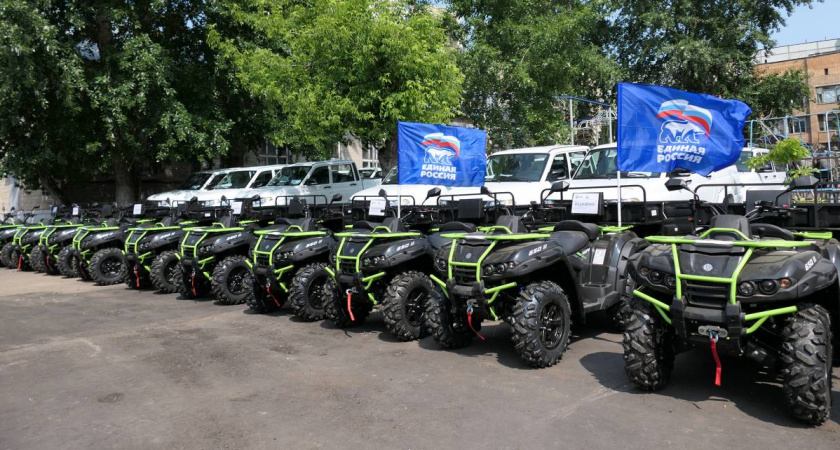 «Единая Россия» и фонд «Наша Правда» передали на фронт крупную партию спецтехники