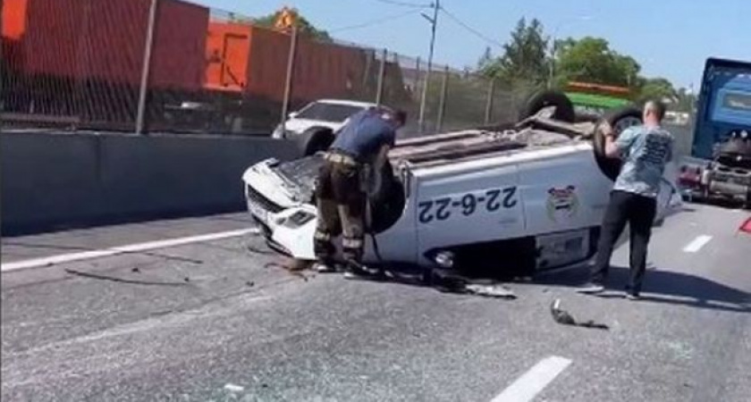 На трассе М-7 перед Покровом перевернулась легковушка