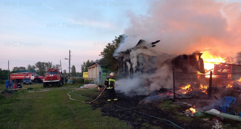 Крупный пожар в Муромском районе уничтожил жилой дом, баню и гараж