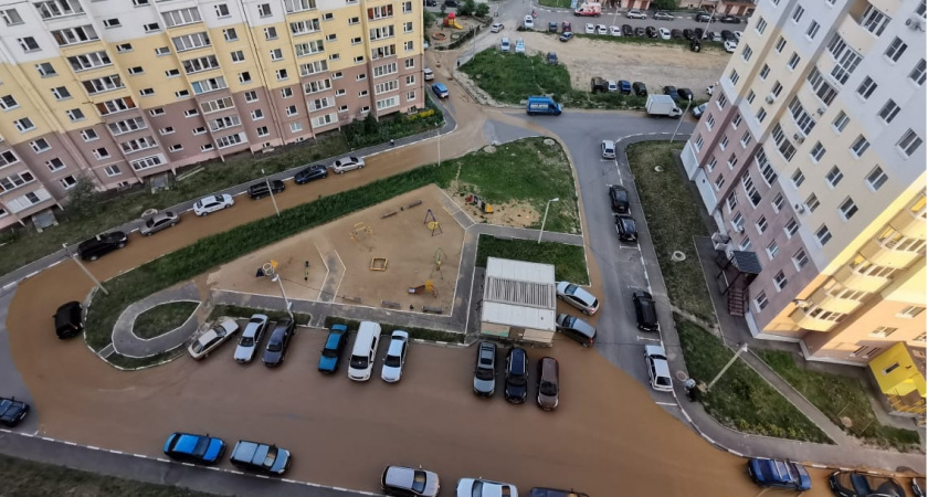 Из-за прорыва труб две уличных дороги во Владимире залил селевой поток