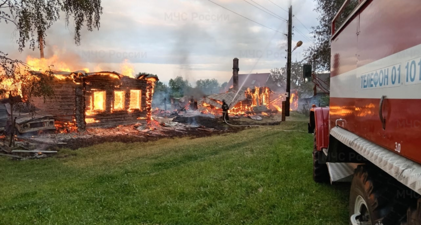 Во Владимирской области крупный пожар уничтожил несколько домов и автомобиль