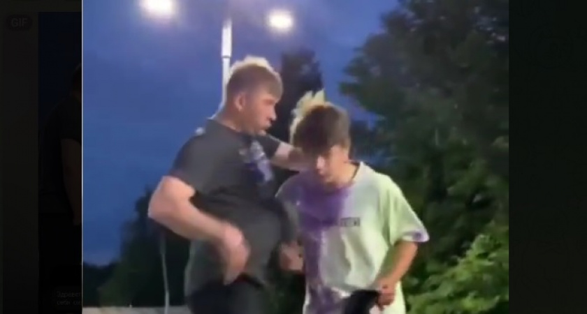 В парке "Добросельский" мужчина выбил телефон из рук подростка и надавал парню по шее