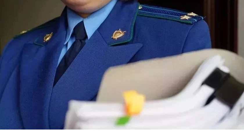 В Селивановском районе прокуроры заставили чиновников починить крышу дома