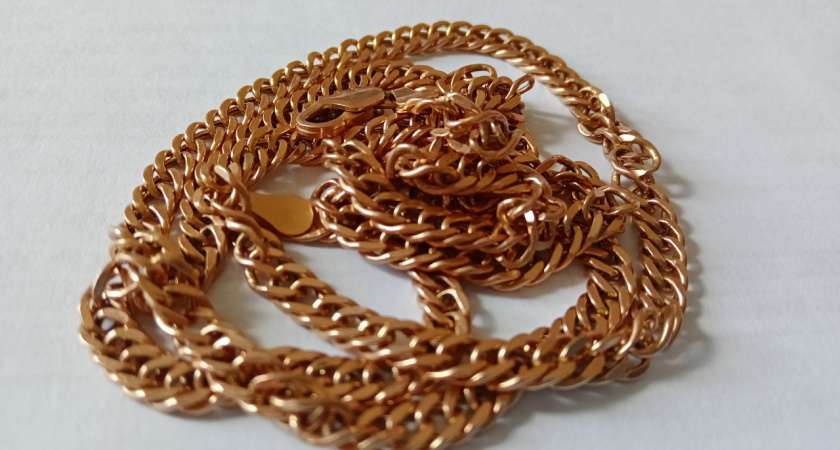 Муромлянин похитил у женщины золотые украшения и бензопилу