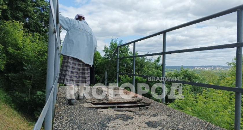 Власти поставили ограждение на лестницу с огромной дырой в центре Владимира