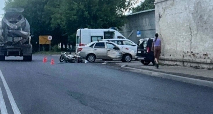 В Александровском районе водитель легковушки выехал на встречку и столкнулся с мотоциклом