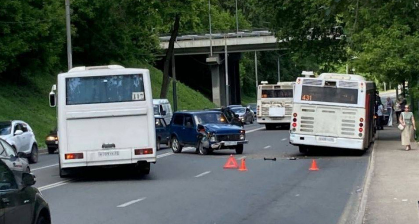 Пенсионер на Ниве врезался в автобус в центре Владимира