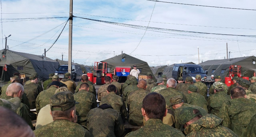 Перед владимирскими военными в прифронтовой зоне выступил певец Данко