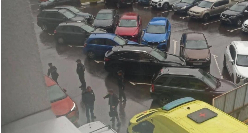 Фото к статье: Во Владимире из дома на улице Ставровской выпала девушка