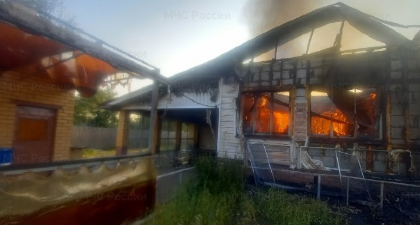 Крупный пожар в Судогодском районе полностью уничтожил жилой дом и гараж