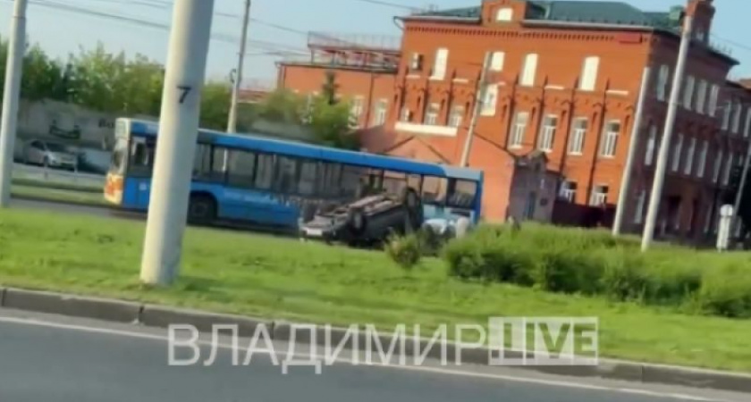 Во Владимире у ликеро-водочного завода перевернулся автомобиль