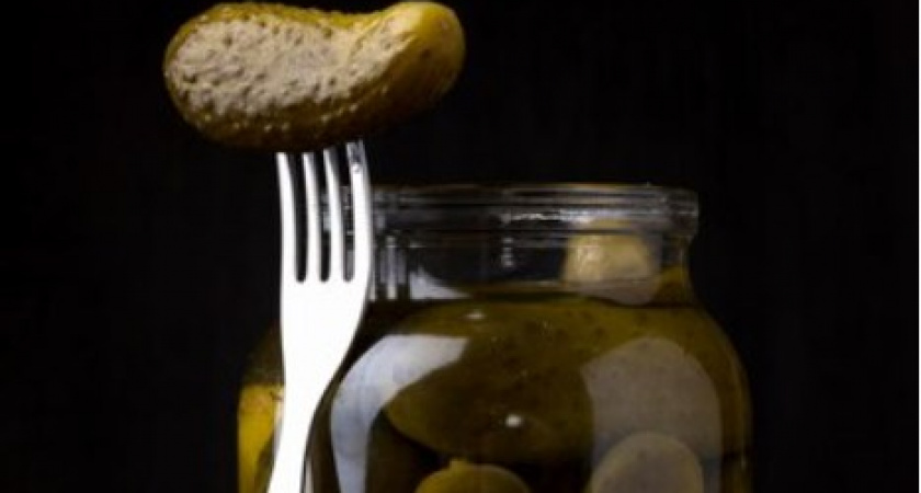 В маринованных огурцах на полках владимирских магазинов нашли запрещенный пестицид