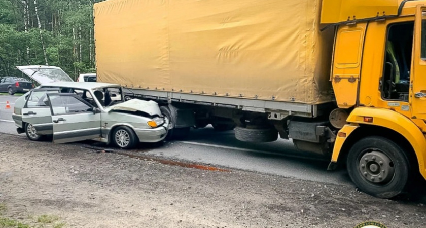 На М-7 под Владимиром "Лада" въехала под КамАЗ
