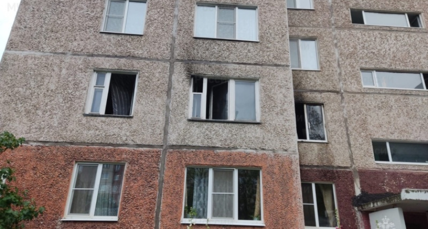 Из-за припаркованных автомобилей спасатели не смогли проехать во двор горящего дома