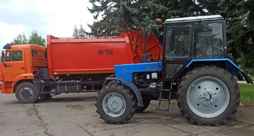Владимирская область передала Докучаевску трактор, мусоровоз и спортинвентарь 