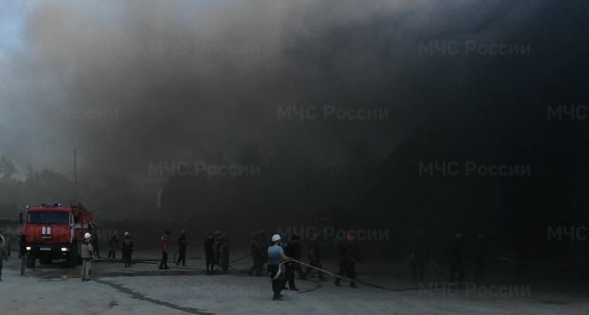 Во Владимирской области от крупного пожара пострадал склад в деревне