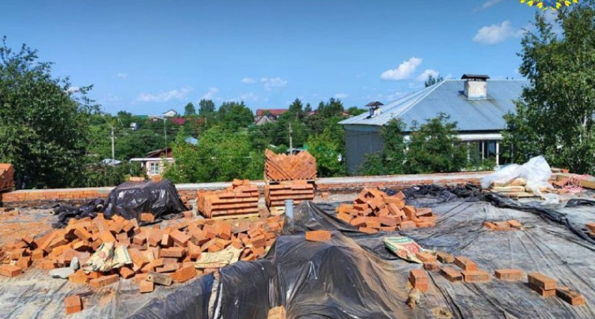 Крышу в пострадавшем от пожара доме в Черкутино восстановят к сентябрю