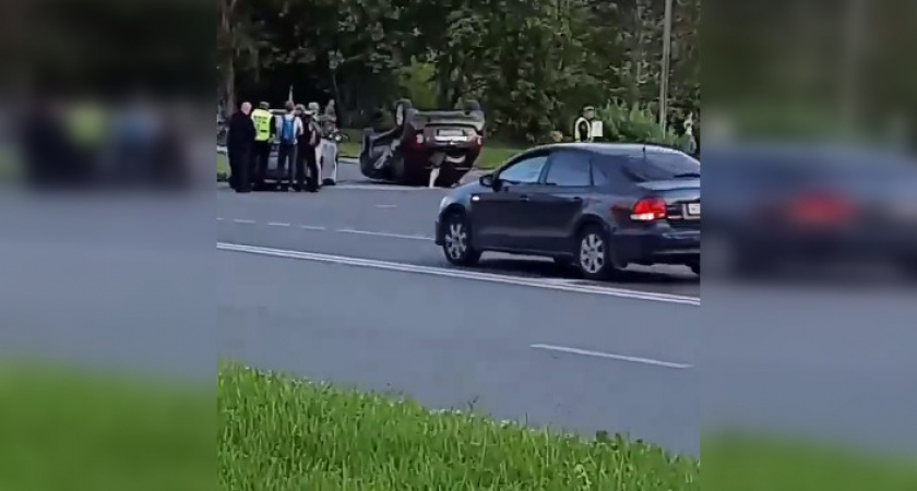 На Верхней Дуброве в результате массового ДТП автомобиль опрокинулся на крышу