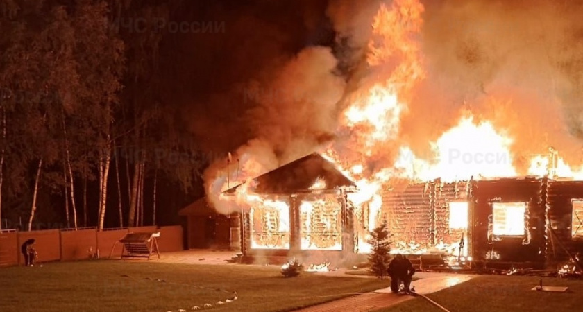 "Дотла": крупный пожар полностью уничтожил баню во Владимирской области