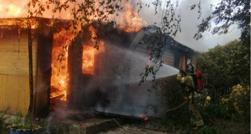 В Суздальском районе пожар охватил двухквартирный жилой дом