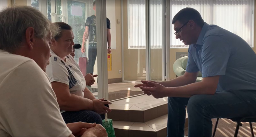 Губернатор Александр Авдеев обещал помочь семье из Мариуполя со стройматериалами