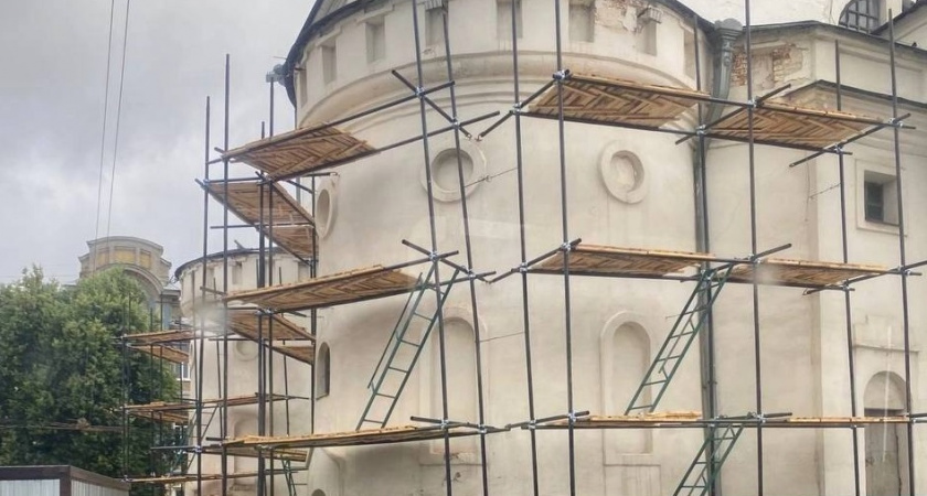 Для реставрации Золотых ворот ищут мужчин без опыта работы