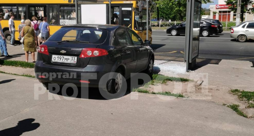 Во Владимире машина без водителя напугала ребенка