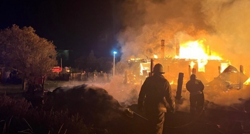 В Гусь-Хрустальном районе пожар охватил жилой деревянный дом и сараи