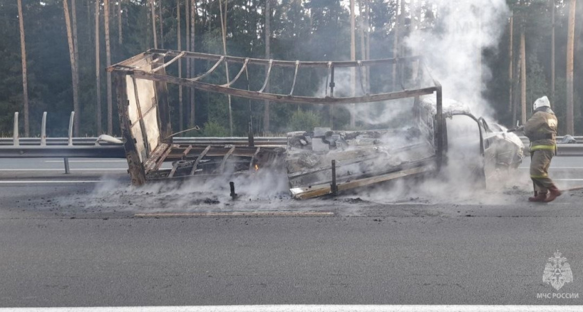 Во Владимирской области в результате аварии полностью сгорел грузовик