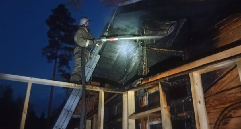 В Киржачском районе пожар уничтожил частный жилой дом и две постройки