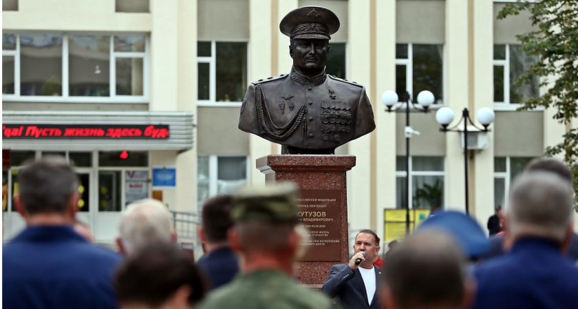 В День города во Владимире открыли сквер в честь героя России Романа Кутузова