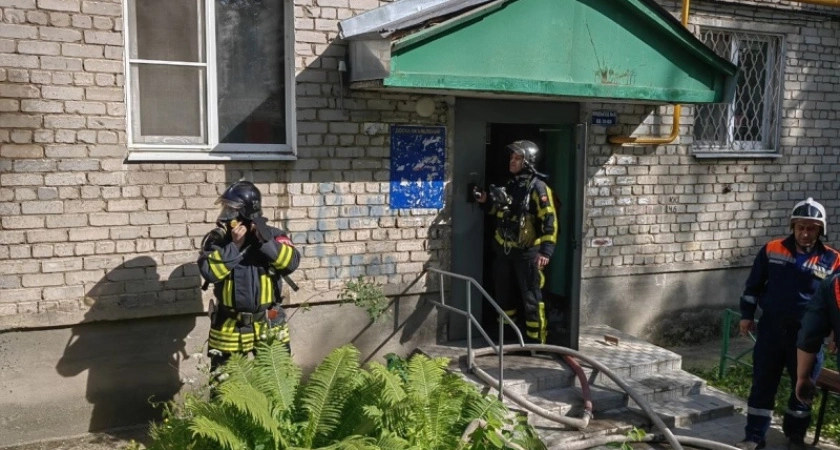 Фото к статье: Из горящего дома в Александрове пожарные спасли двух человек
