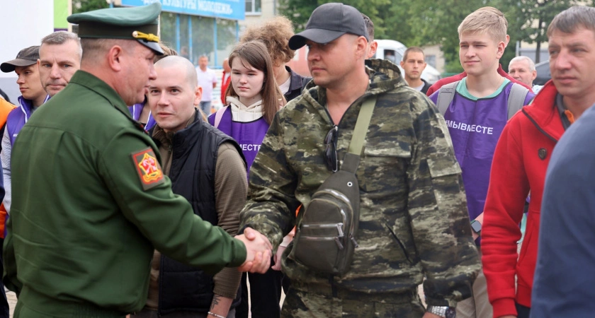 Фото к статье: "Это - новая волна мобилизации?": россиянам прямо на улицах выдают повестки
