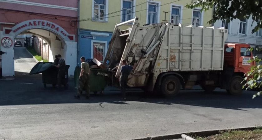 В центре Владимира помыли улицу с хлоркой и прислали новый мусоровоз: "Эффект "ProГород" 