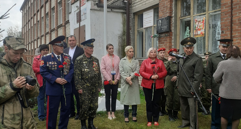 В Вязниках на здании школы установили мемориальную доску погибшему на СВО бойцу
