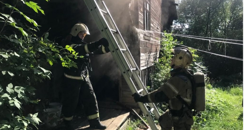 Владимирские пожарные предотвратили угрозу крупного пожара в деревянных домах на улице Урицкого