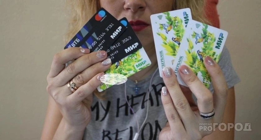 Заблокируют сразу: эксперт рассказала, что нельзя писать в сообщениях при переводе денег на карту