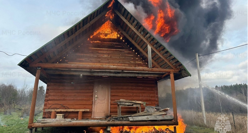 В Кольчугинской деревне Новая средь бела дня сгорел дом
