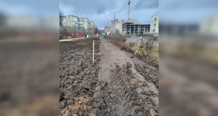Строители приведут в порядок тротуар на улице Сперанского, который утонул в грязи