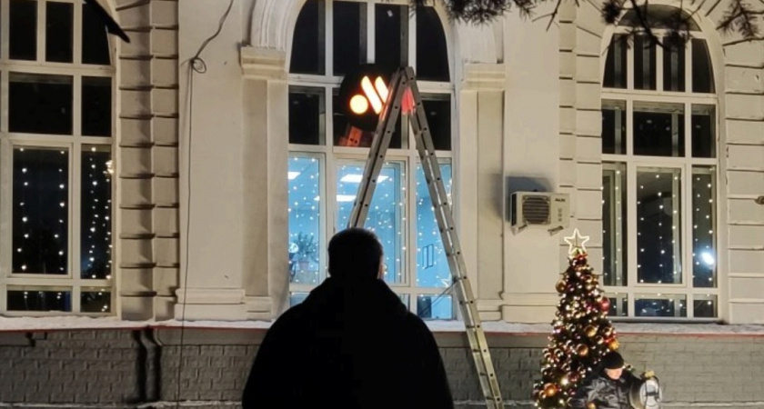 В Александрове ночью засыпали искусственным снегом площадь перед вокзалом ради рекламного ролика