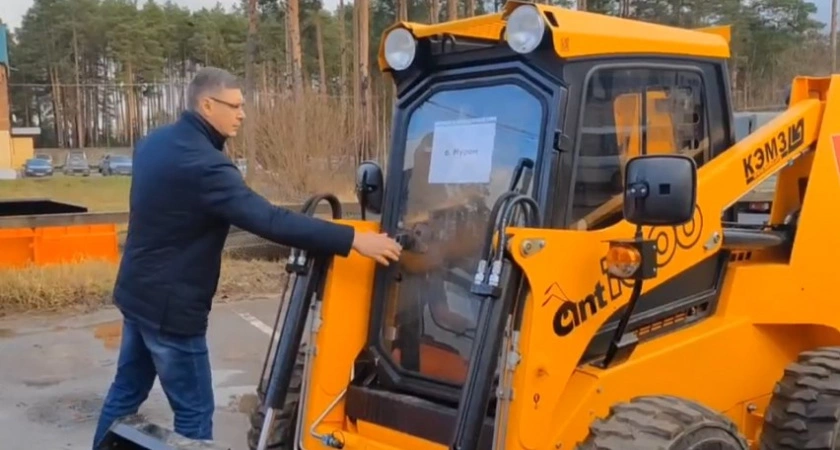 Фото к статье: Рабочая неделя губернатора Авдеева: Минстрой, самбо, турбонасосы, техника для борьбы с борщевиком