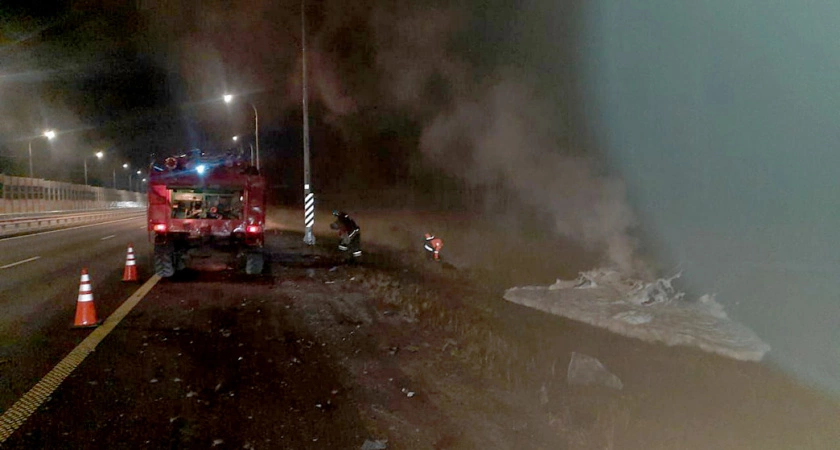 Фото к статье: Во Владимирской области на трассе М-12 сгорел внедорожник