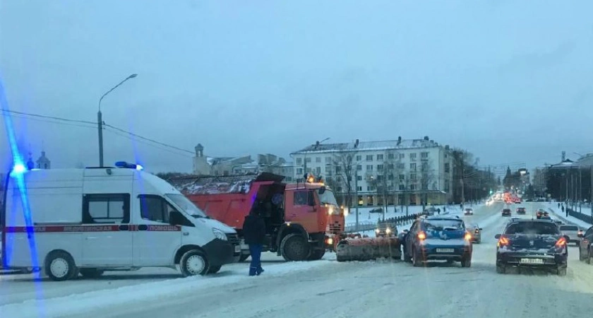 Фото к статье: Стали известны подробности утреннего ДТП с участием снегоуборочной техники