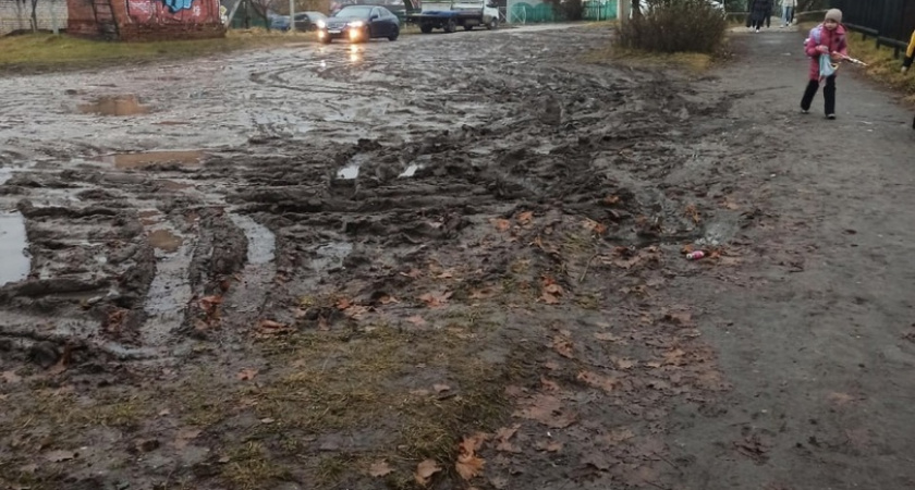 В Кольчугино дети пробираются до школы через грязь по колено