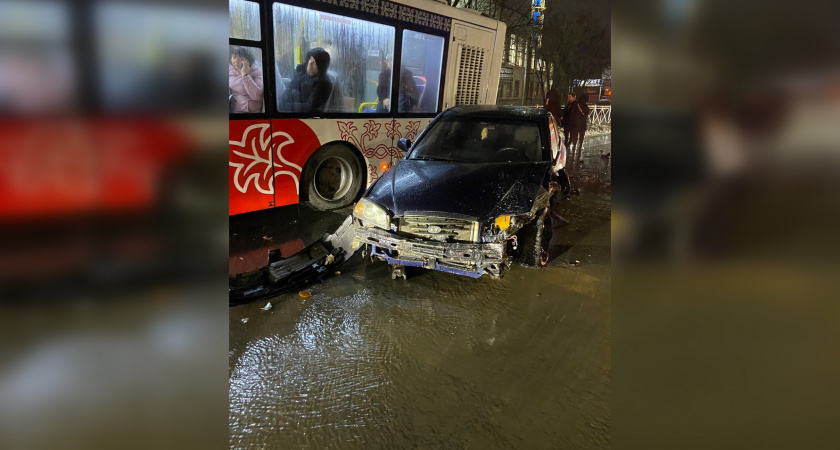 Во Владимире столкнулись две легковушки и маршрутный автобус